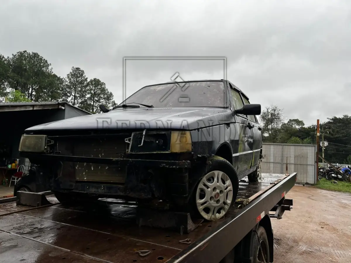 LOTE 001 - Veículo Fiat/Uno Mille SX, azul, ano/modelo 1997/1998, placas JNP0037. Avaliado em R$ 1.500,00.