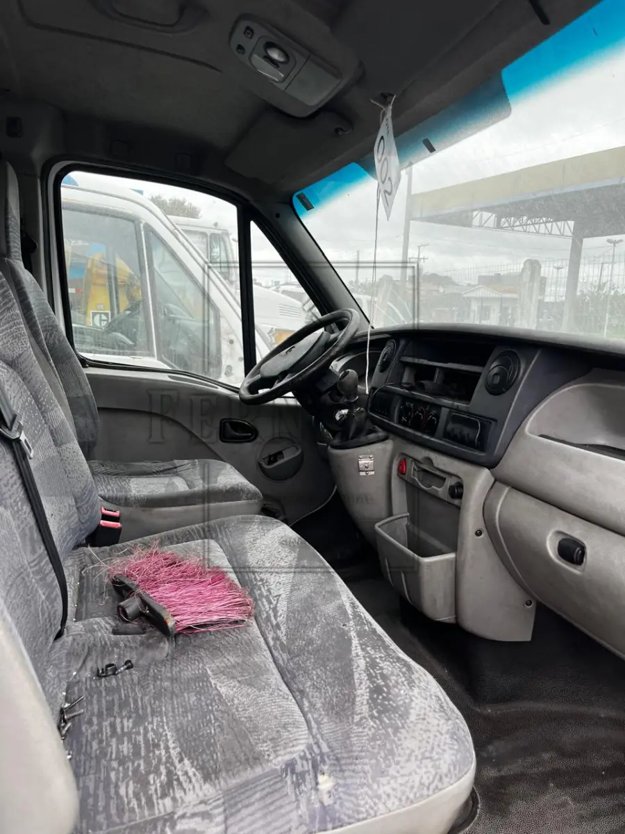 LOTE 002 - ESPECIAL CAMINHONETE RENAULT / MSTR MARIMAR AMB, ANO / MODELO 2011/2012, PLACA ISR 3956. AVALIADA EM R$3.500,00.