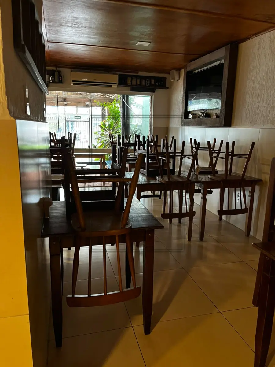 LOTE 005 - 34 (trinta e quatro) mesas quadradas de madeira. Avaliadas em R$ 2.720,00.