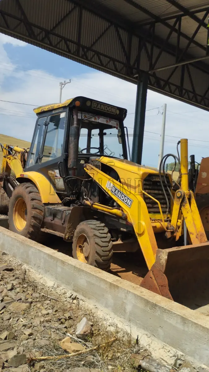 LOTE 002 - Retroescavadeira Randon RD 406 4x4, ano 2018, motor MWM X10. Avaliada em R$ 110.250,00.