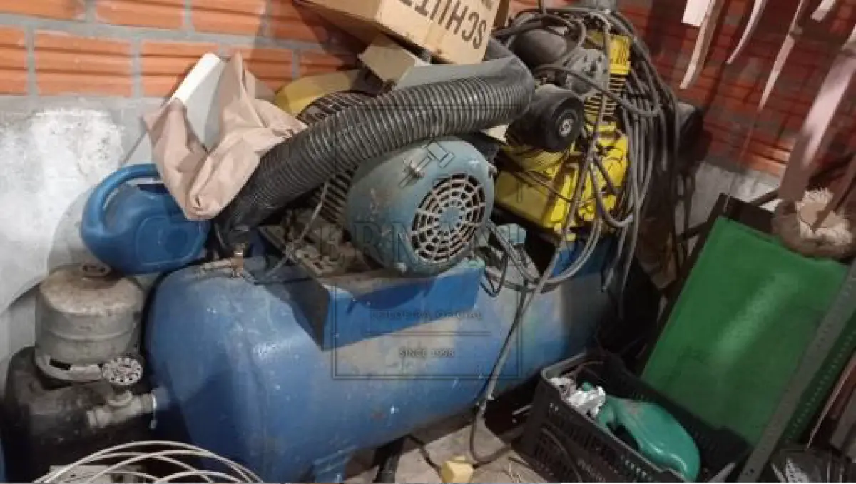 LOTE 050 - Compressor de ar, marca Diverstec, modelo VP-RHAC-0001, não funciona. Avaliado em R$ 4.000,00.  2° Leilão