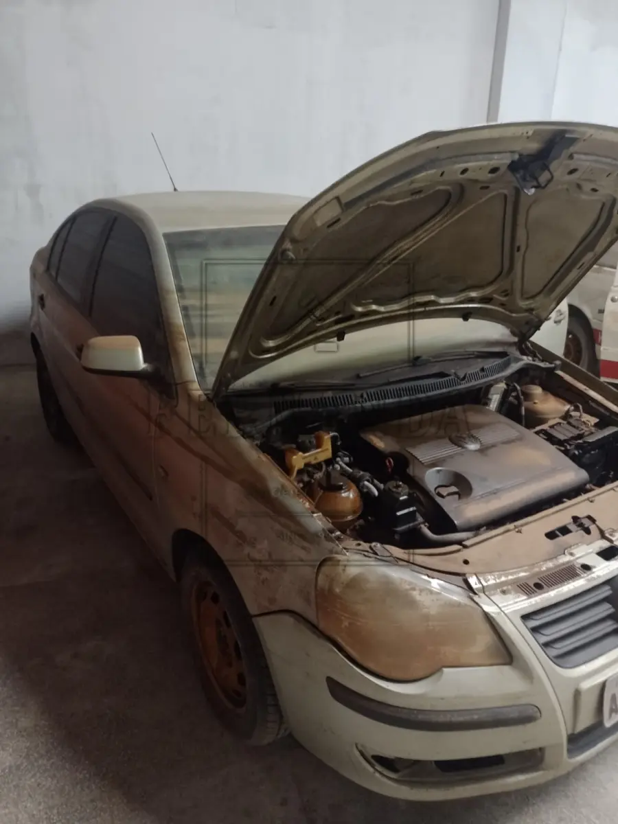 LOTE 001 - VEÍCULO DE ENCHENTE - VW Polo Sedan 1.6, ano/modelo 2006/2007, cor bege, placa AOI1798. Avaliado em R$23.000,00.