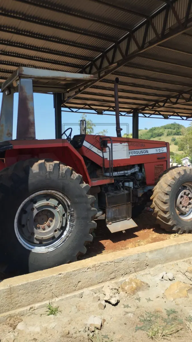 LOTE 001 - Trator Massey Ferguson 650, ano 1997, motor Perkins 6 cilindros turbo 138 cv. Avaliado em R$ 56.210,00.