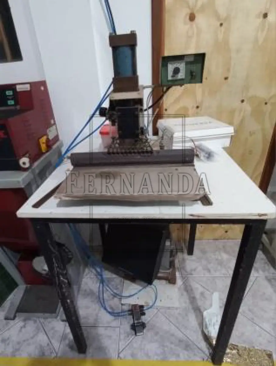 LOTE 014 - Máquina de vincar, marca Spier Máquinas Ltda, mod MV450. Avaliada em R$ 2.400,00. 2° Leilão