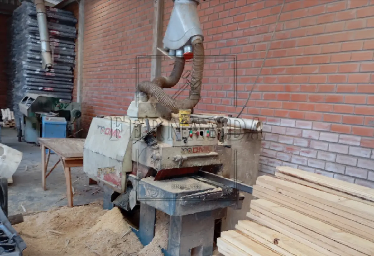 LOTE 002 - Um refilador para costaneiras e tábuas, em regular estado, funcionando, marca Omil. Avaliada em R$ 35.000,00 .