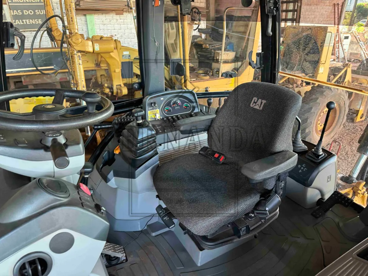 LOTE 006 - Retroescavadeira, marca Caterpillar, modelo 416E, ano 2014.