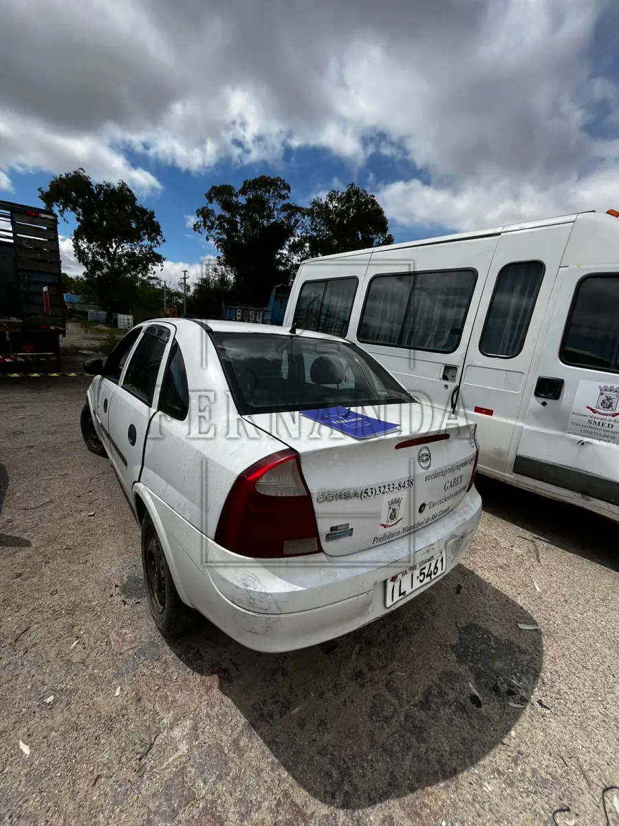 LOTE 015 - CHEVROLET CORSA SEDAN, ANO/MODELO 2003, PLACA ILI5461. AVALIADO EM R$ 1.100,00