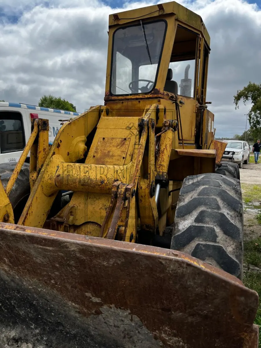 LOTE 001 - TRATOR DE RODAS, M.A./ CATERPILLAR, ESPÉCIE TRAÇÃO, ANO/MODELO 1982/1982, PLACA IJK2824. AVALIADO EM R$ 17.000,00.