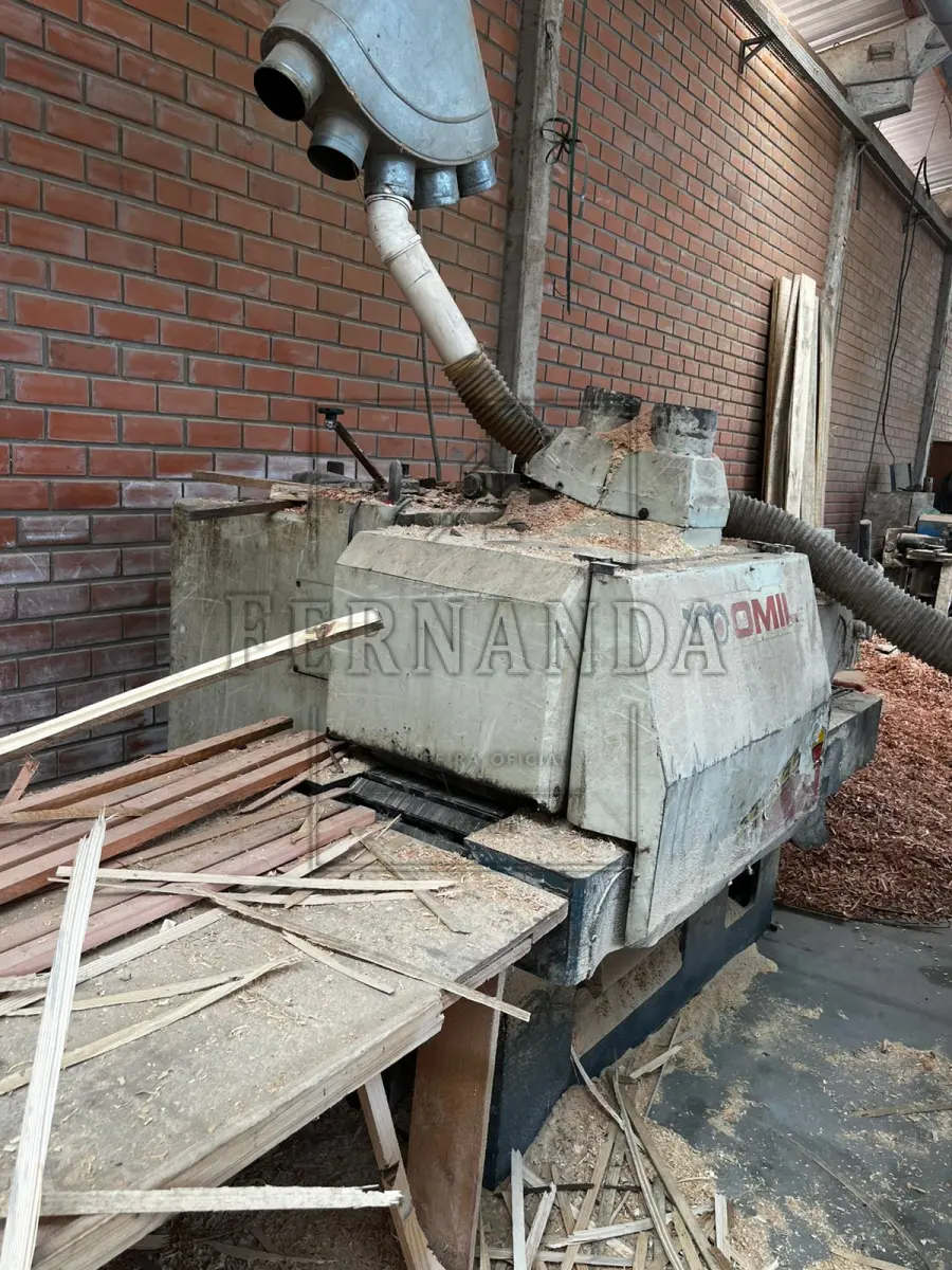 LOTE 002 - Um refilador para costaneiras e tábuas, em regular estado, funcionando, marca Omil. Avaliada em R$ 35.000,00 .