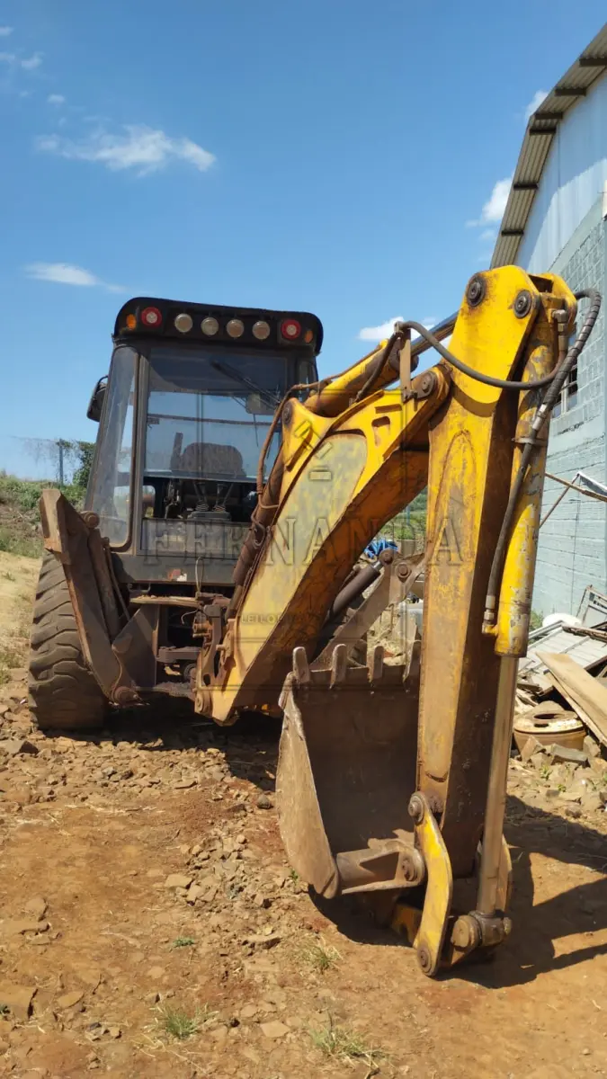 LOTE 002 - Retroescavadeira Randon RD 406 4x4, ano 2018, motor MWM X10. Avaliada em R$ 110.250,00.