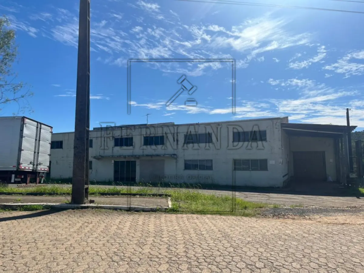 LOTE 001 - 1- Um terreno urbano, com a superfície de 5.120,00m², zona urbana, situada na cidade de Barão, em logradouro sem numeração e sem quarteirão formado, medindo e confrontando-se: a NORDESTE, pro 130,00m, com Valério José Calliari; a SUDESTE, por 120,00m, com uma rua sem denominação; a LESTE, por 40,00m, com Valério José Calliari; e, ao OESTE, por 40,00m, com a Rua Buarque de Macedo. Imóvel descrito sob a matrícula n° 12.074, fls.01, Livro n°2 Registro Geral, do Ofício de Registros Públicos da Comarca de Carlos Barbosa, sobre o qual está edificado um prédio industrial, com área de 2.064,00m² (AV. 13/12.074), em regular estado de conservação. Proprietária: Malharia Silva Ltda CNPJ 89.664.981 /0001-85, conforme R. 12/12074