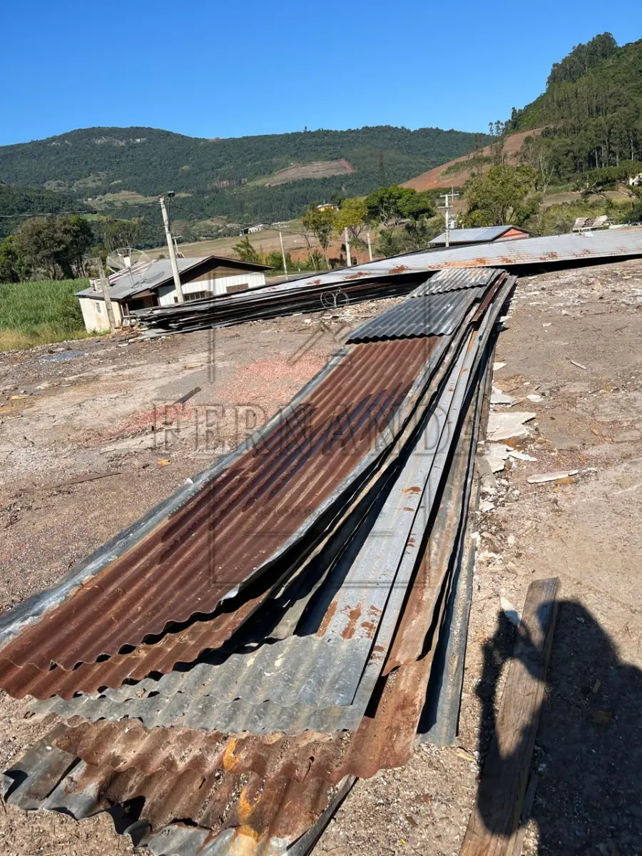 LOTE 010 - 1.200m² de telha metálica de zinco ondulado com vários tamanhos, usadas. Vendidas no estado em que se encontram. Avaliado em R$ 13.000,00