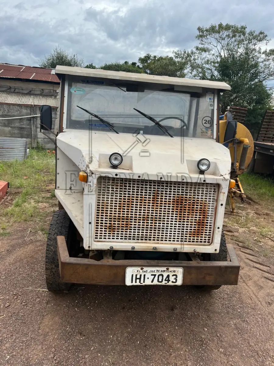 LOTE 004 - Tração caminhão/trator Tramontini/ CTT 1600B, ano/modelo 1993/1993, placa IHI7043. Avaliado em R$ 3.500,00.