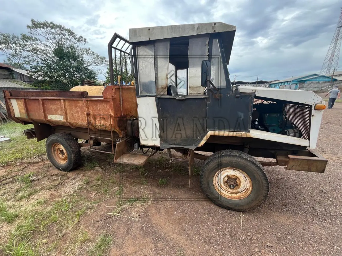 LOTE 004 - Tração caminhão/trator Tramontini/ CTT 1600B, ano/modelo 1993/1993, placa IHI7043. Avaliado em R$ 3.500,00.