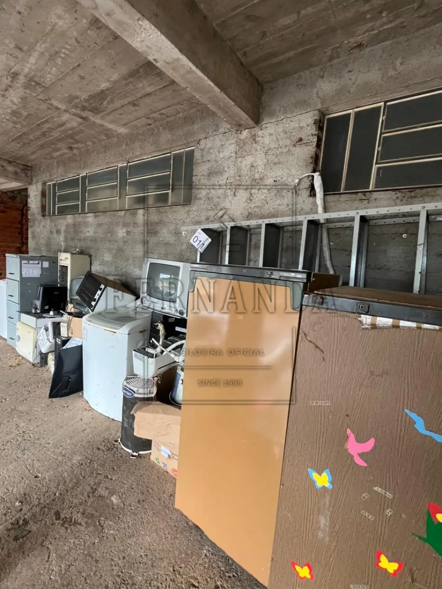 LOTE 011 - Lote de sucatas diversas (móveis, televisores, geladeiras e outros). Avaliado em R$ 250,00.