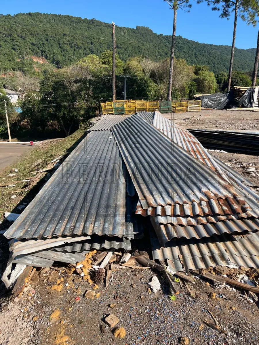 LOTE 010 - 1.200m² de telha metálica de zinco ondulado com vários tamanhos, usadas. Vendidas no estado em que se encontram. Avaliado em R$ 13.000,00