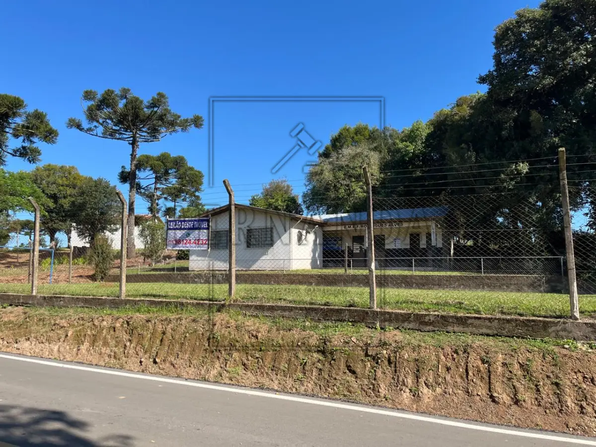 LOTE 005 - IMÓVEL EM SANTA TEREZA/RS: Terreno de 2.980,00m² localizado na Linha primeira Secção de Santa Barbara, Comunidade de São Valentim, Prédio da antiga Escola Municipal Rodrigues Alves. Avaliado em R$ 450.000,00. ACEITA-SE PARCELAMENTO.