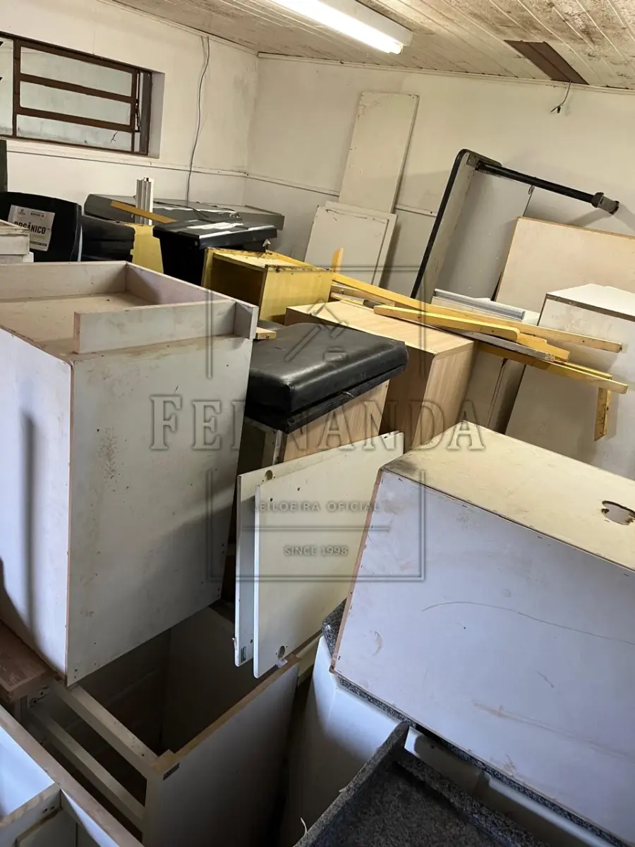 LOTE 006 - Lote de Sucata de Móveis, eletrônicos e diversos. Avaliado em R$ 1.390,00