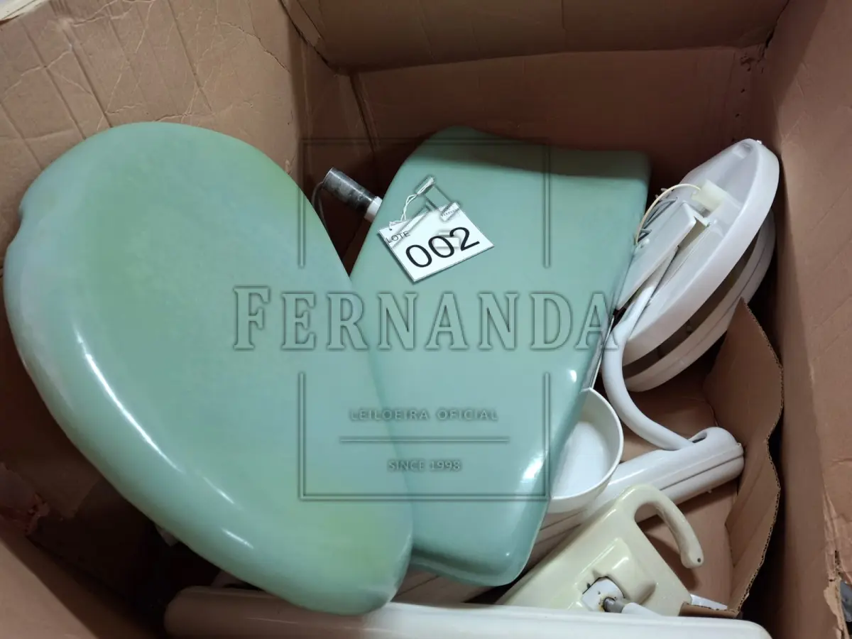 LOTE 002 - Lote composto por: Cadeira Odontológica desmontada, completa marca Dentmed; Mocho odontológico; JET SONIC 127/220v ; Raio X 70C col móvel gelo 220v – 60HZ; Bandeja auxiliar para acoplar ao aparelho odontológico. Avaliado em R$ 350,00.