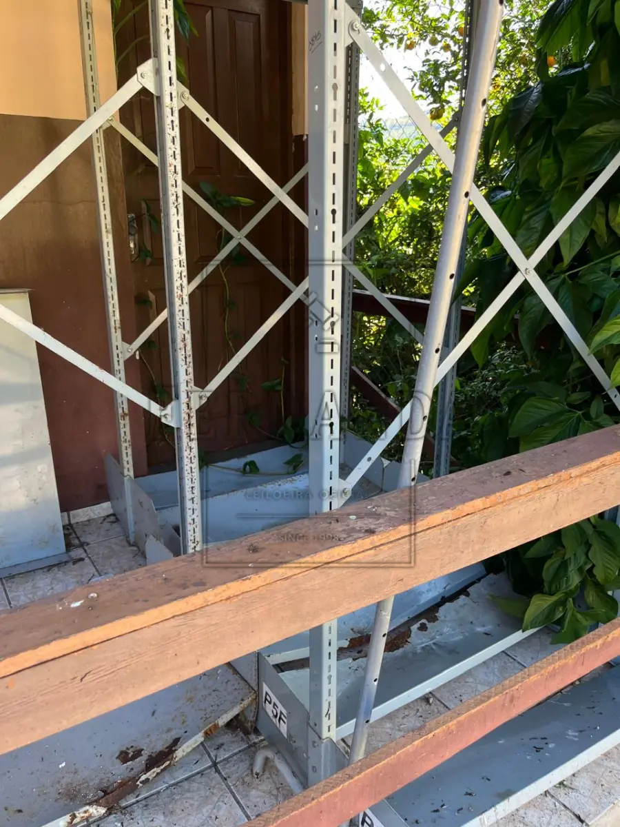 LOTE 006 - Lote de Sucata de Móveis, eletrônicos e diversos. Avaliado em R$ 1.390,00