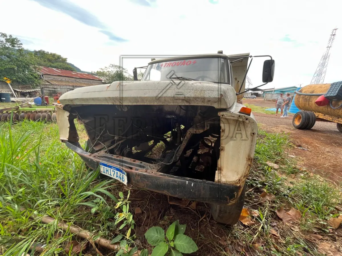 LOTE 001 - Caminhão Ford/ F14000, ano/modelo 1990/1990, placa IHI7A48. Avaliado em R$ 8.000,00.