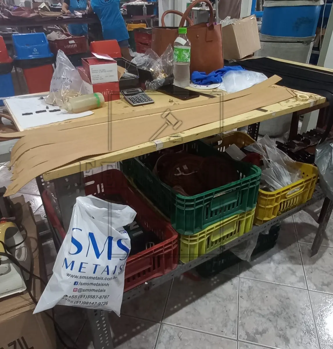 LOTE 022 - Cinco Mesas de preparação de produção, tamanho grande. Avaliadas em R$ 2.500,00.2° Leilão.