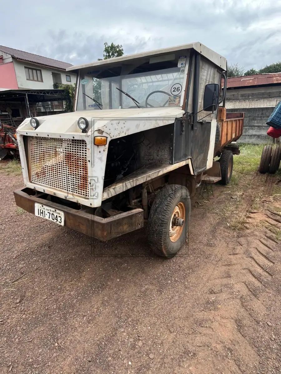 LOTE 004 - Tração caminhão/trator Tramontini/ CTT 1600B, ano/modelo 1993/1993, placa IHI7043. Avaliado em R$ 3.500,00.