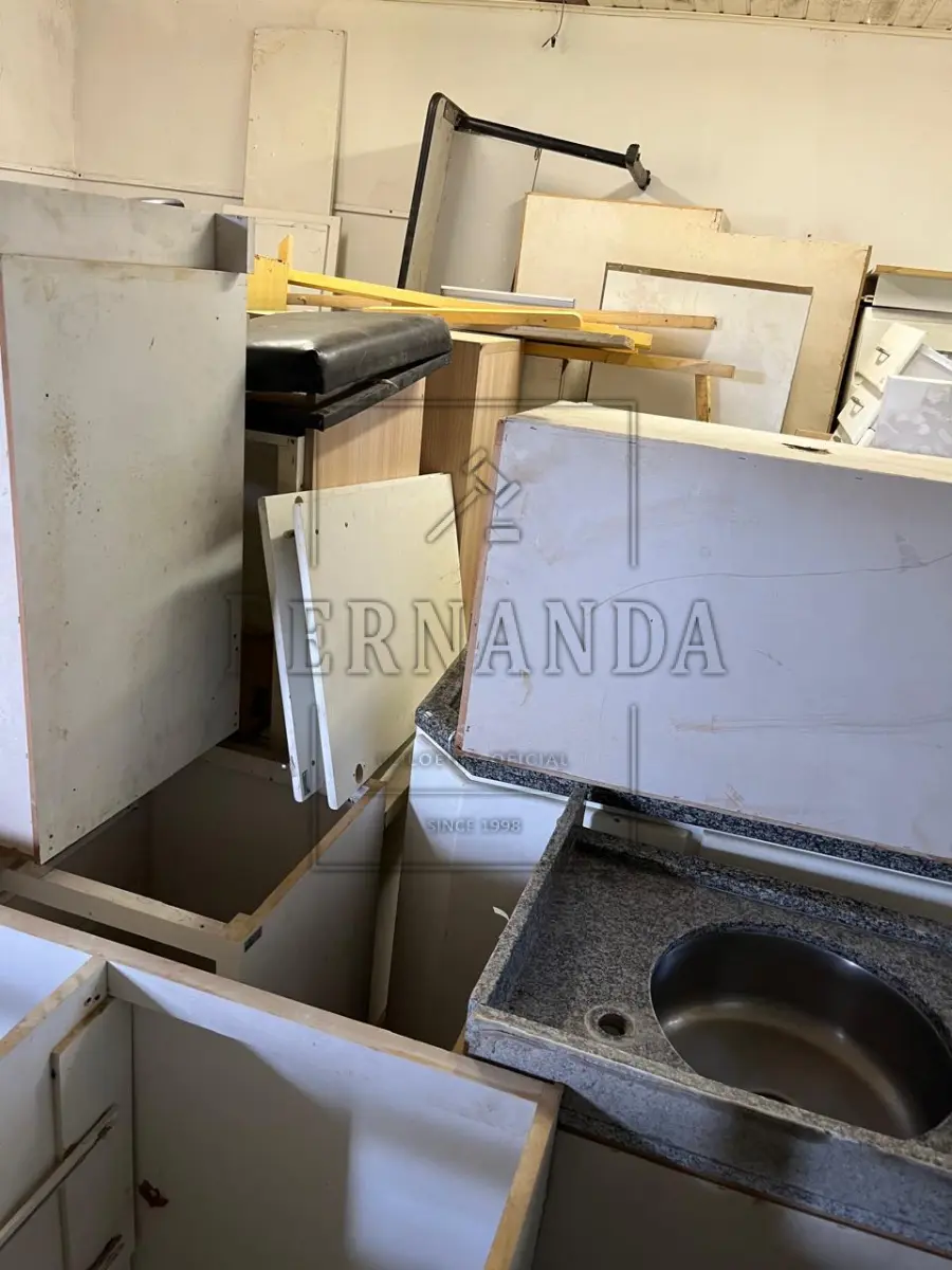 LOTE 006 - Lote de Sucata de Móveis, eletrônicos e diversos. Avaliado em R$ 1.390,00