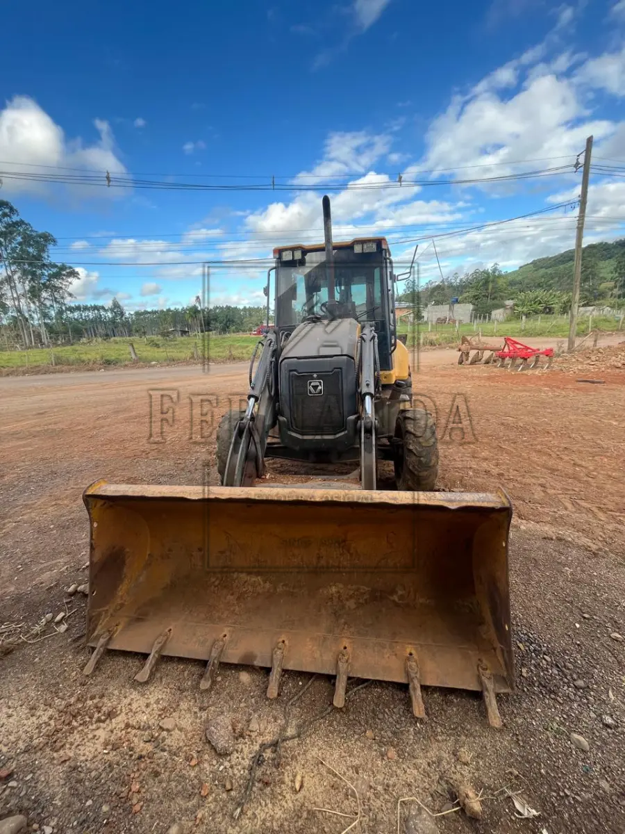 LOTE 004 - Retroescavadeira Marca MR/ XCMG RETRO XC870BR-I, ano 2023, cor amarela, placa JCF4C06. Avaliada em R$ 130.000,00.