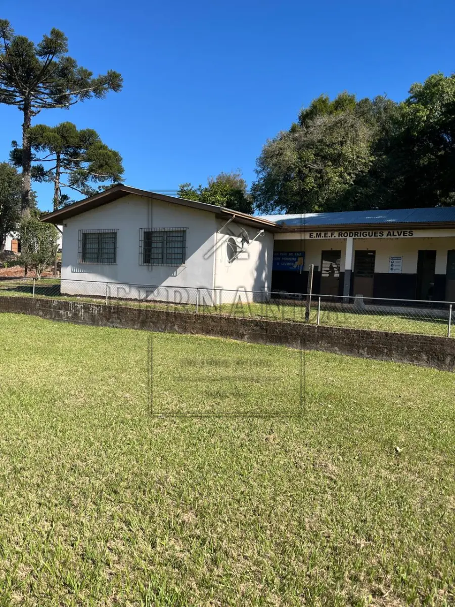 LOTE 005 - IMÓVEL EM SANTA TEREZA/RS: Terreno de 2.980,00m² localizado na Linha primeira Secção de Santa Barbara, Comunidade de São Valentim, Prédio da antiga Escola Municipal Rodrigues Alves. Avaliado em R$ 450.000,00. ACEITA-SE PARCELAMENTO.