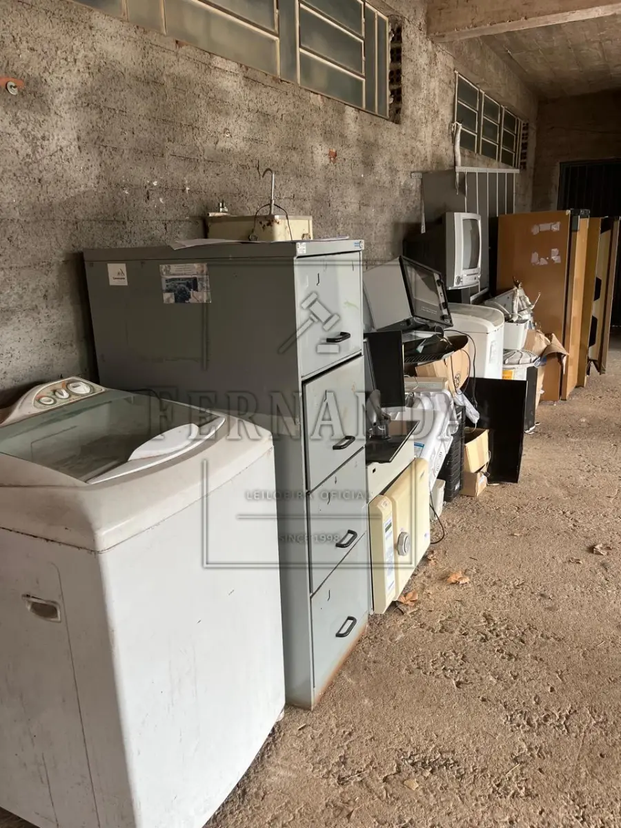 LOTE 011 - Lote de sucatas diversas (móveis, televisores, geladeiras e outros). Avaliado em R$ 250,00.