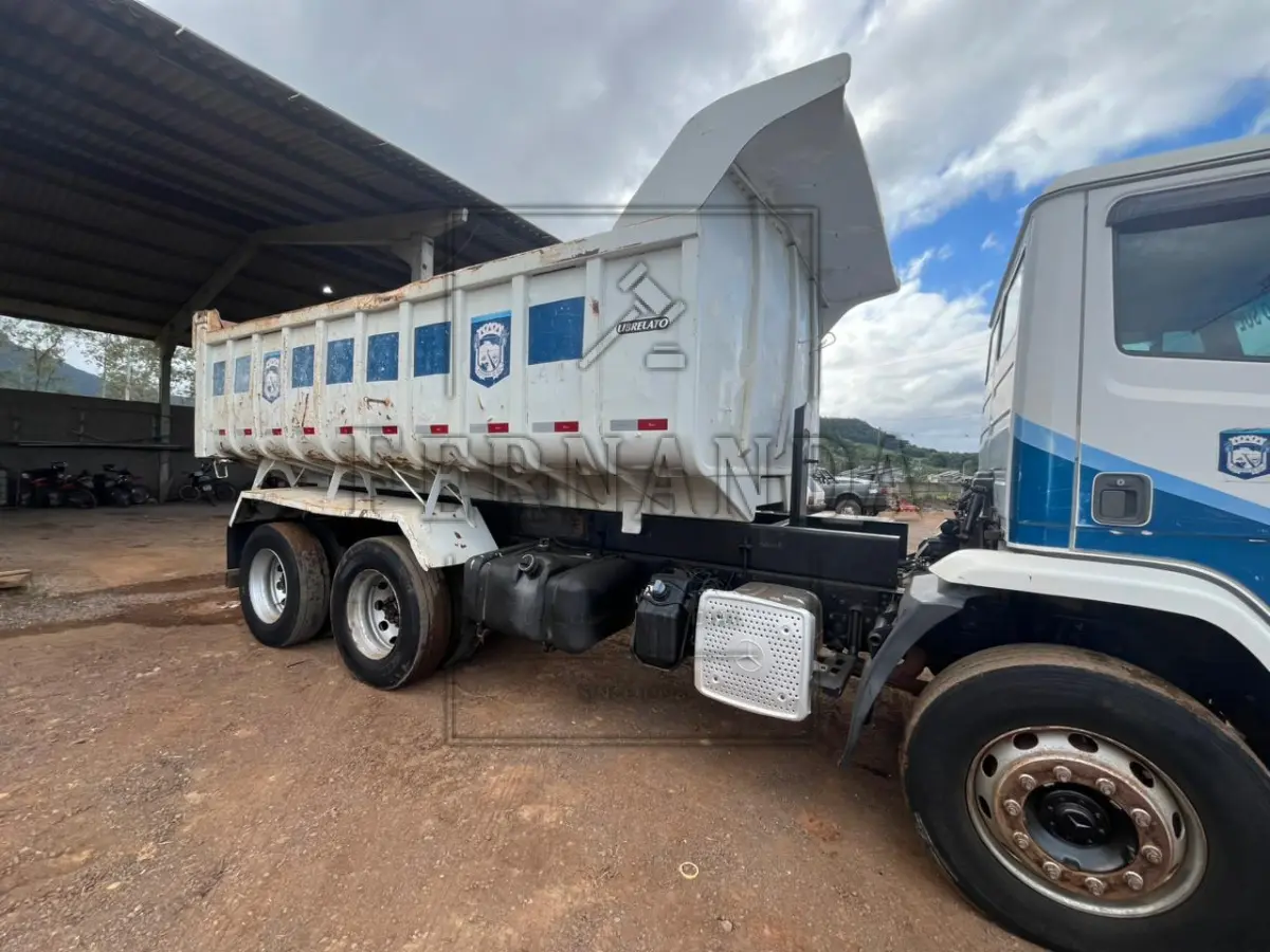 LOTE 002 - Mercedes Benz Caminhão Basculante Atron 2729k, 6x4, 6 cilindors, diesel, ano/modelo 2014, cor branco, placa IVR1H74. Avaliado em R$ 110.000,00.