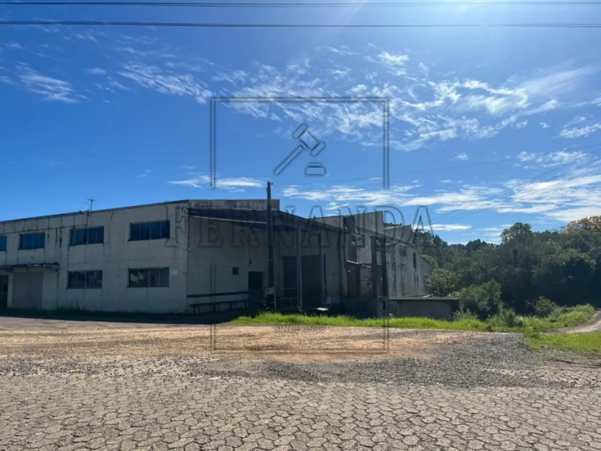 LOTE 001 - 1- Um terreno urbano, com a superfície de 5.120,00m², zona urbana, situada na cidade de Barão, em logradouro sem numeração e sem quarteirão formado, medindo e confrontando-se: a NORDESTE, pro 130,00m, com Valério José Calliari; a SUDESTE, por 120,00m, com uma rua sem denominação; a LESTE, por 40,00m, com Valério José Calliari; e, ao OESTE, por 40,00m, com a Rua Buarque de Macedo. Imóvel descrito sob a matrícula n° 12.074, fls.01, Livro n°2 Registro Geral, do Ofício de Registros Públicos da Comarca de Carlos Barbosa, sobre o qual está edificado um prédio industrial, com área de 2.064,00m² (AV. 13/12.074), em regular estado de conservação. Proprietária: Malharia Silva Ltda CNPJ 89.664.981 /0001-85, conforme R. 12/12074