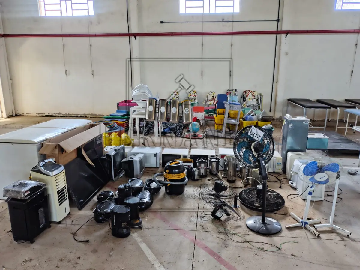 LOTE 007 - Lote composto por eletrodomésticos e utensílios domésticos diversos. Avaliado em R$ 420,00