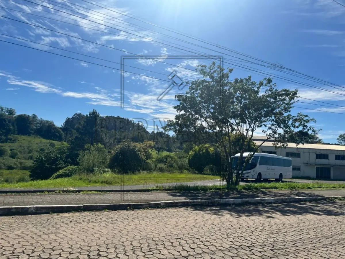 LOTE 001 - 1- Um terreno urbano, com a superfície de 5.120,00m², zona urbana, situada na cidade de Barão, em logradouro sem numeração e sem quarteirão formado, medindo e confrontando-se: a NORDESTE, pro 130,00m, com Valério José Calliari; a SUDESTE, por 120,00m, com uma rua sem denominação; a LESTE, por 40,00m, com Valério José Calliari; e, ao OESTE, por 40,00m, com a Rua Buarque de Macedo. Imóvel descrito sob a matrícula n° 12.074, fls.01, Livro n°2 Registro Geral, do Ofício de Registros Públicos da Comarca de Carlos Barbosa, sobre o qual está edificado um prédio industrial, com área de 2.064,00m² (AV. 13/12.074), em regular estado de conservação. Proprietária: Malharia Silva Ltda CNPJ 89.664.981 /0001-85, conforme R. 12/12074