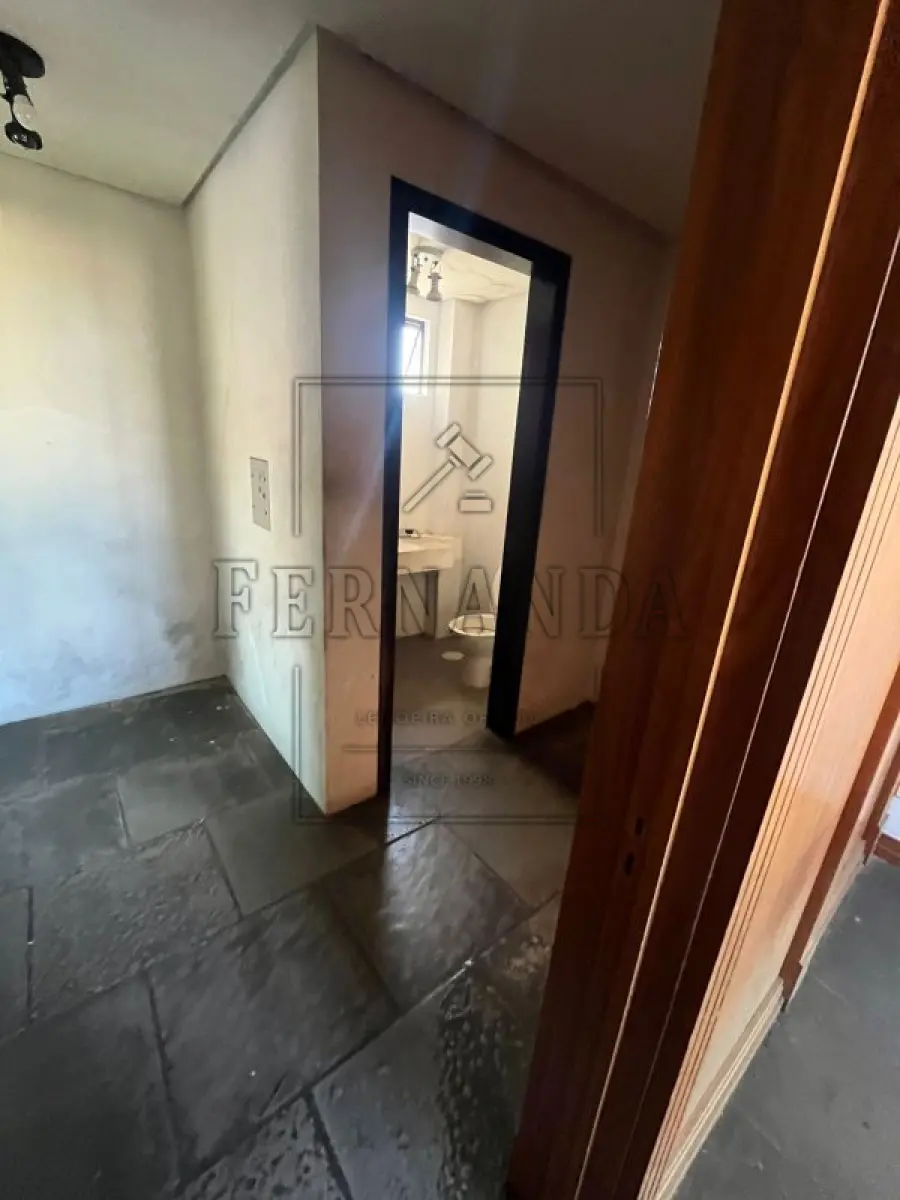 LOTE 001 - ALEGRETE/RS: Sala Comercial n°402, localizada na Rua Gen. Vasco Alves, nº 431/402, Centro, Alegrete/RS. Matrícula n° 18.313. Avaliada em R$ 188.100,00.
