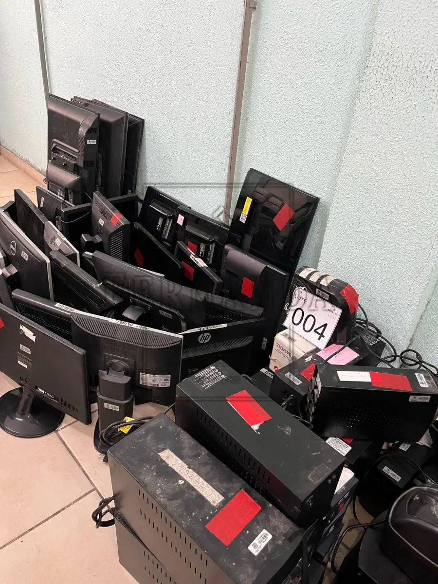 LOTE 004 - Lote composto por material de informática monitores, estabilizadores e nobreaks. Avaliado em R$ 350,00.