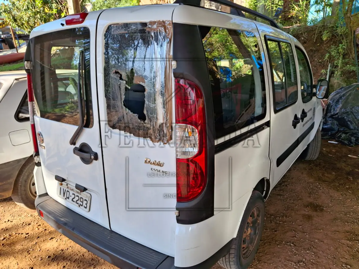 LOTE 001 - Veículo Fiat / Doblo attractive 1.4, ano/modelo 2014/2014, 07 lugares, cor branca, placa IVQ2293. Avaliado em R$ 20.000,00