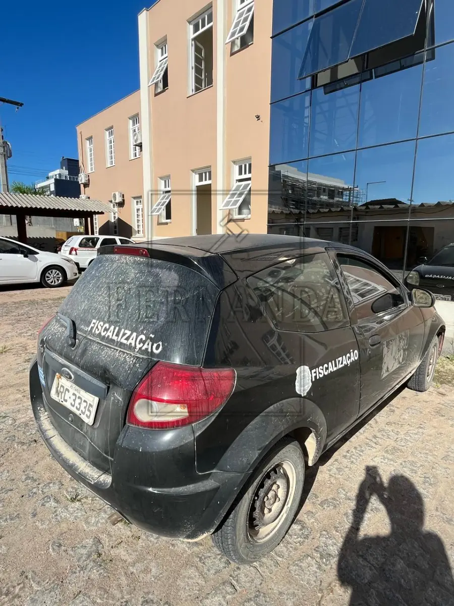 LOTE 020 - Veículo Ford Ka Flex, ano/modelo 2010/2011, placa IRC3335. Avaliado em R$ 2.600,00.
