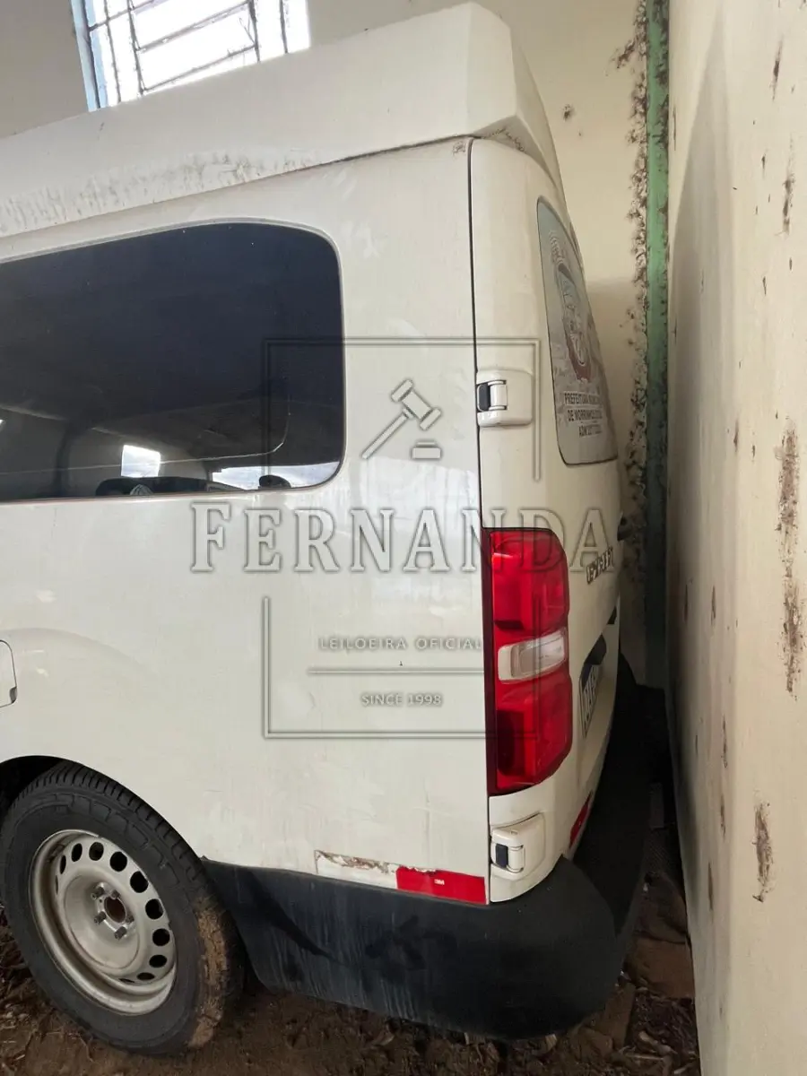 LOTE 003 - Veículo Peugeot/ Expert Minibus, cor branca, ano/modelo 2019/2020, diesel, placa JAF5C61. Avaliado em R$ 30.000,00.