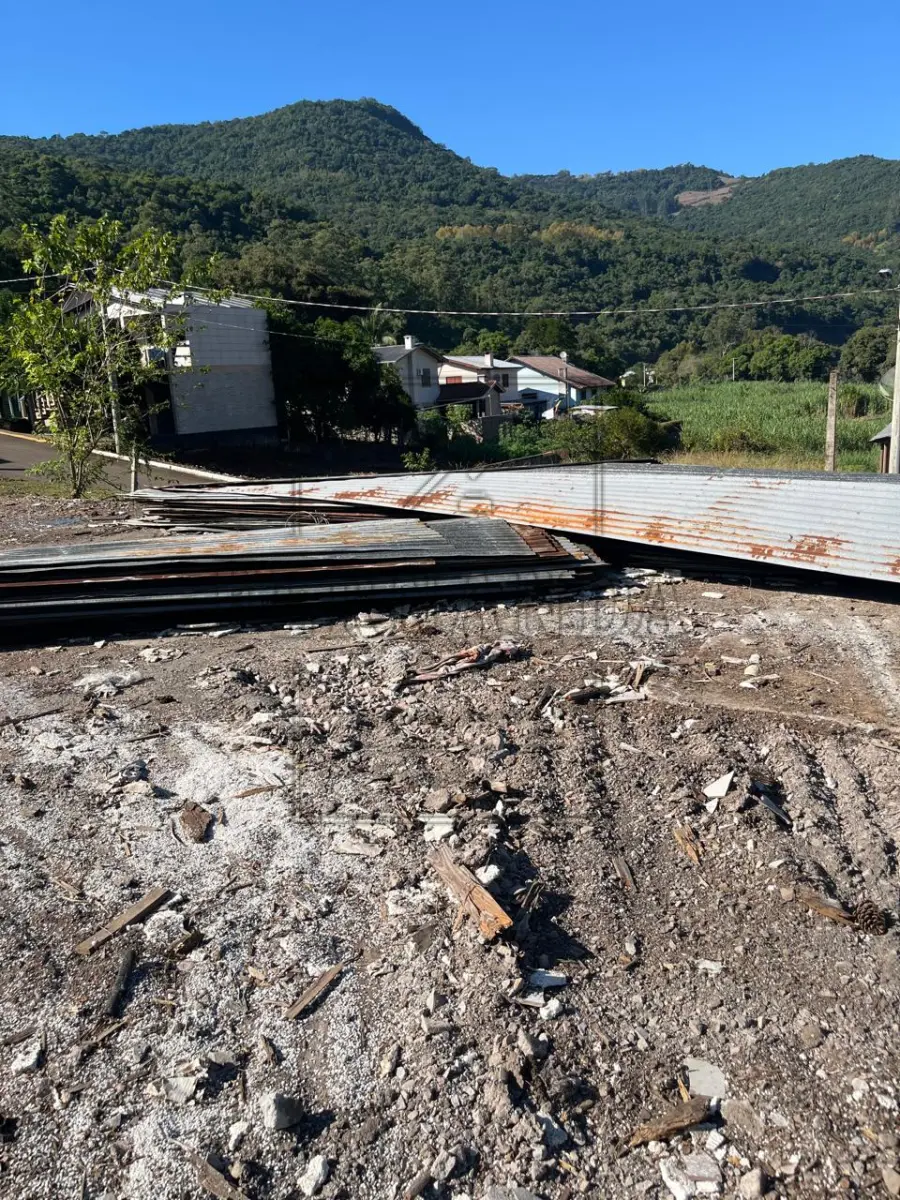 LOTE 010 - 1.200m² de telha metálica de zinco ondulado com vários tamanhos, usadas. Vendidas no estado em que se encontram. Avaliado em R$ 13.000,00