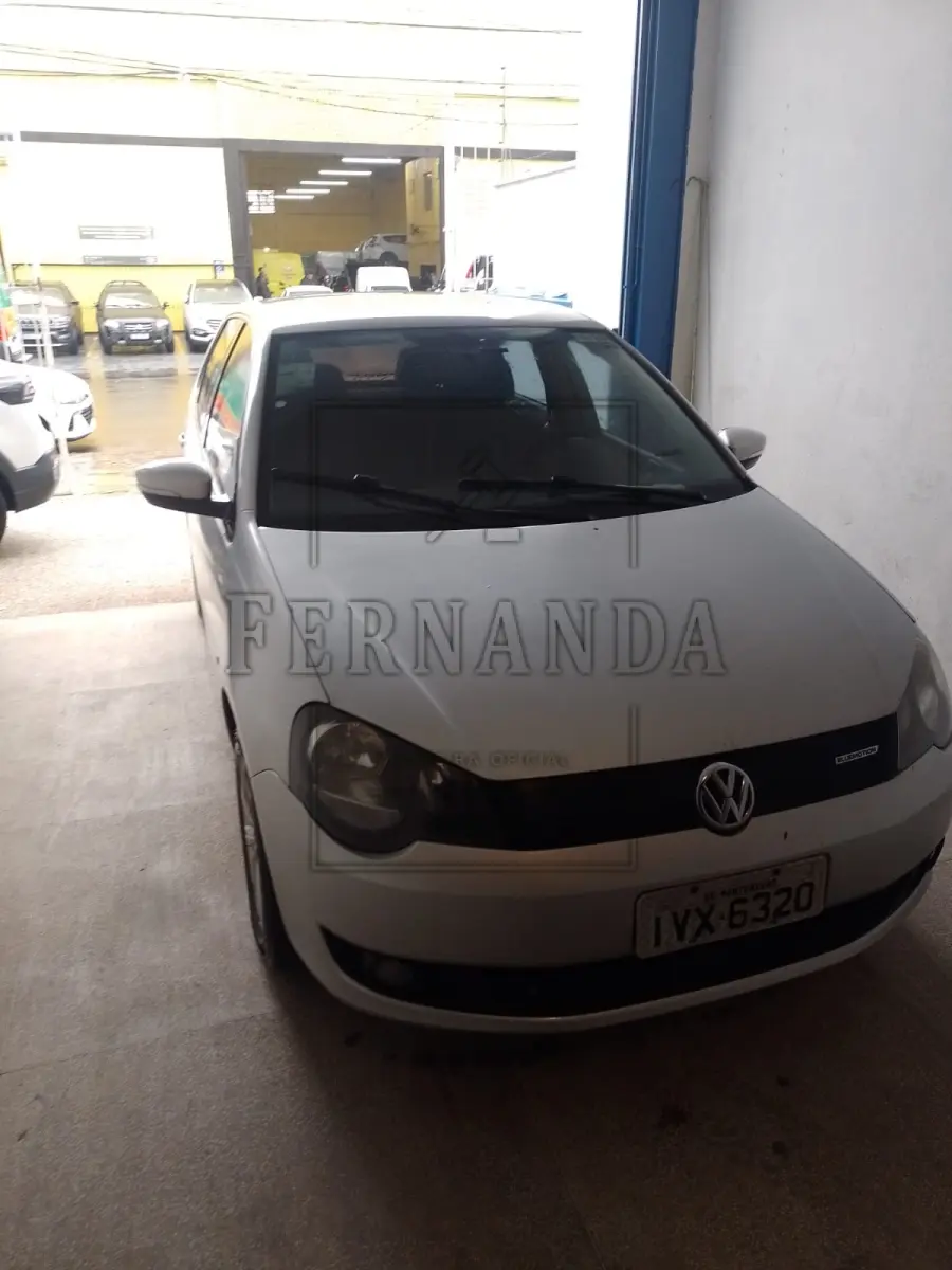 LOTE 010 - Veículo VW Polo 1.6, placas IVX6320, cor prata, ano/modelo 2013/2014. Avaliado em R$31.000,00.  BEM RECOLHIDO