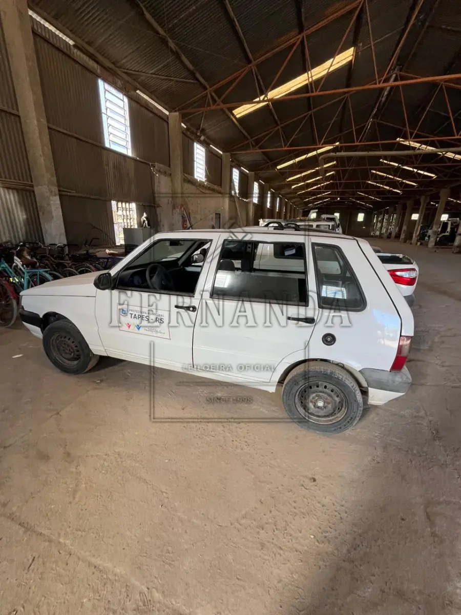 LOTE 021 - Veículo Fiat/ Uno Mille Economy, ano/modelo 2013/2013, placa IUV8545. Avaliado em R$ 3.500,00.