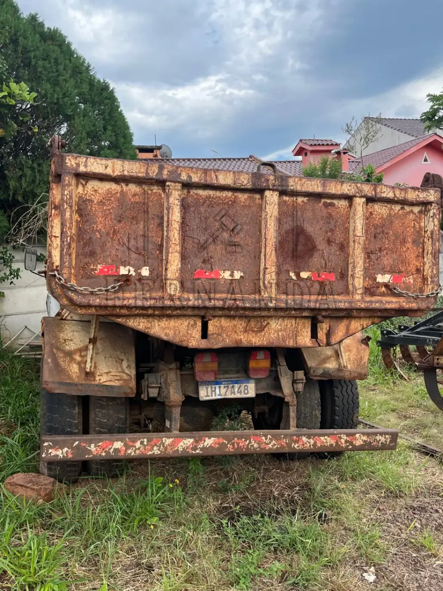 LOTE 001 - Caminhão Ford/ F14000, ano/modelo 1990/1990, placa IHI7A48. Avaliado em R$ 8.000,00.
