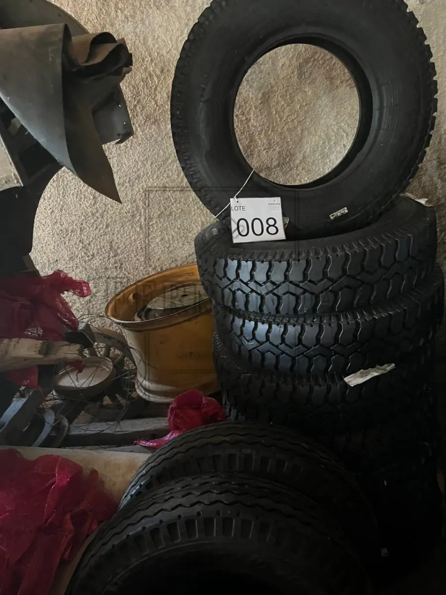 LOTE 008 - Lote composto por pneus. Avaliados em R$ 4.000,00.