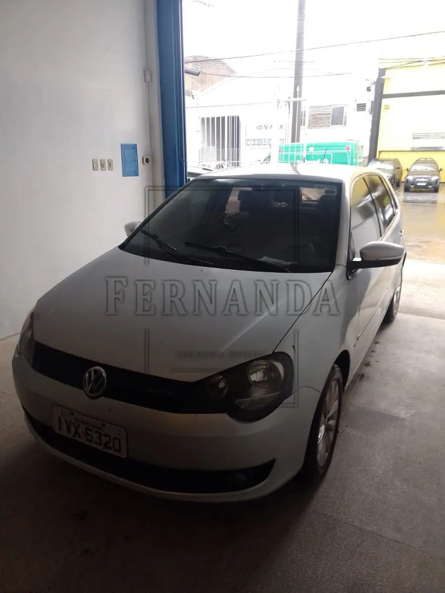 LOTE 010 - Veículo VW Polo 1.6, placas IVX6320, cor prata, ano/modelo 2013/2014. Avaliado em R$31.000,00.  BEM RECOLHIDO