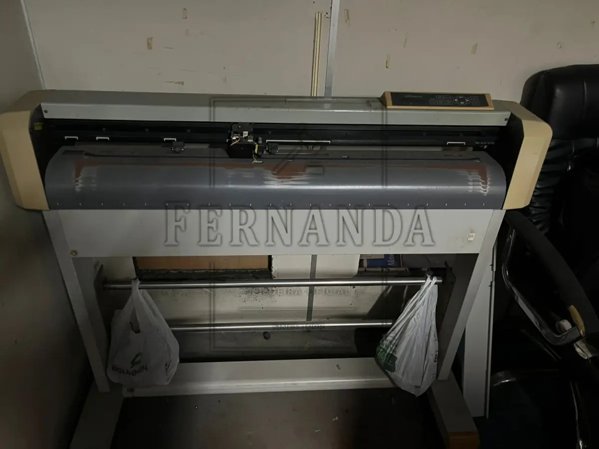 LOTE 004 - Um Plotter de recorte, marca MIMAKI, cor cinza, ótimo estado, avaliado em R$ 2.500,00.