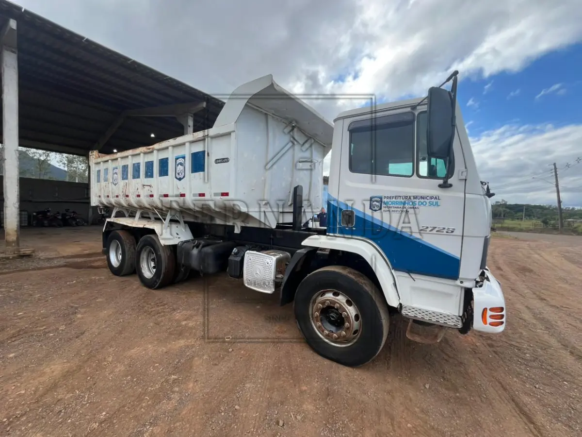 LOTE 002 - Mercedes Benz Caminhão Basculante Atron 2729k, 6x4, 6 cilindors, diesel, ano/modelo 2014, cor branco, placa IVR1H74. Avaliado em R$ 110.000,00.