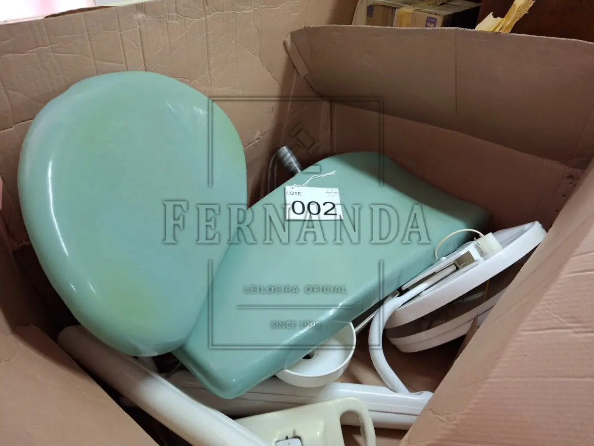 LOTE 002 - Lote composto por: Cadeira Odontológica desmontada, completa marca Dentmed; Mocho odontológico; JET SONIC 127/220v ; Raio X 70C col móvel gelo 220v – 60HZ; Bandeja auxiliar para acoplar ao aparelho odontológico. Avaliado em R$ 350,00.
