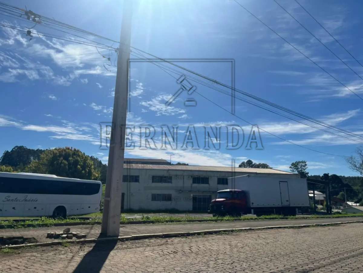 LOTE 001 - 1- Um terreno urbano, com a superfície de 5.120,00m², zona urbana, situada na cidade de Barão, em logradouro sem numeração e sem quarteirão formado, medindo e confrontando-se: a NORDESTE, pro 130,00m, com Valério José Calliari; a SUDESTE, por 120,00m, com uma rua sem denominação; a LESTE, por 40,00m, com Valério José Calliari; e, ao OESTE, por 40,00m, com a Rua Buarque de Macedo. Imóvel descrito sob a matrícula n° 12.074, fls.01, Livro n°2 Registro Geral, do Ofício de Registros Públicos da Comarca de Carlos Barbosa, sobre o qual está edificado um prédio industrial, com área de 2.064,00m² (AV. 13/12.074), em regular estado de conservação. Proprietária: Malharia Silva Ltda CNPJ 89.664.981 /0001-85, conforme R. 12/12074